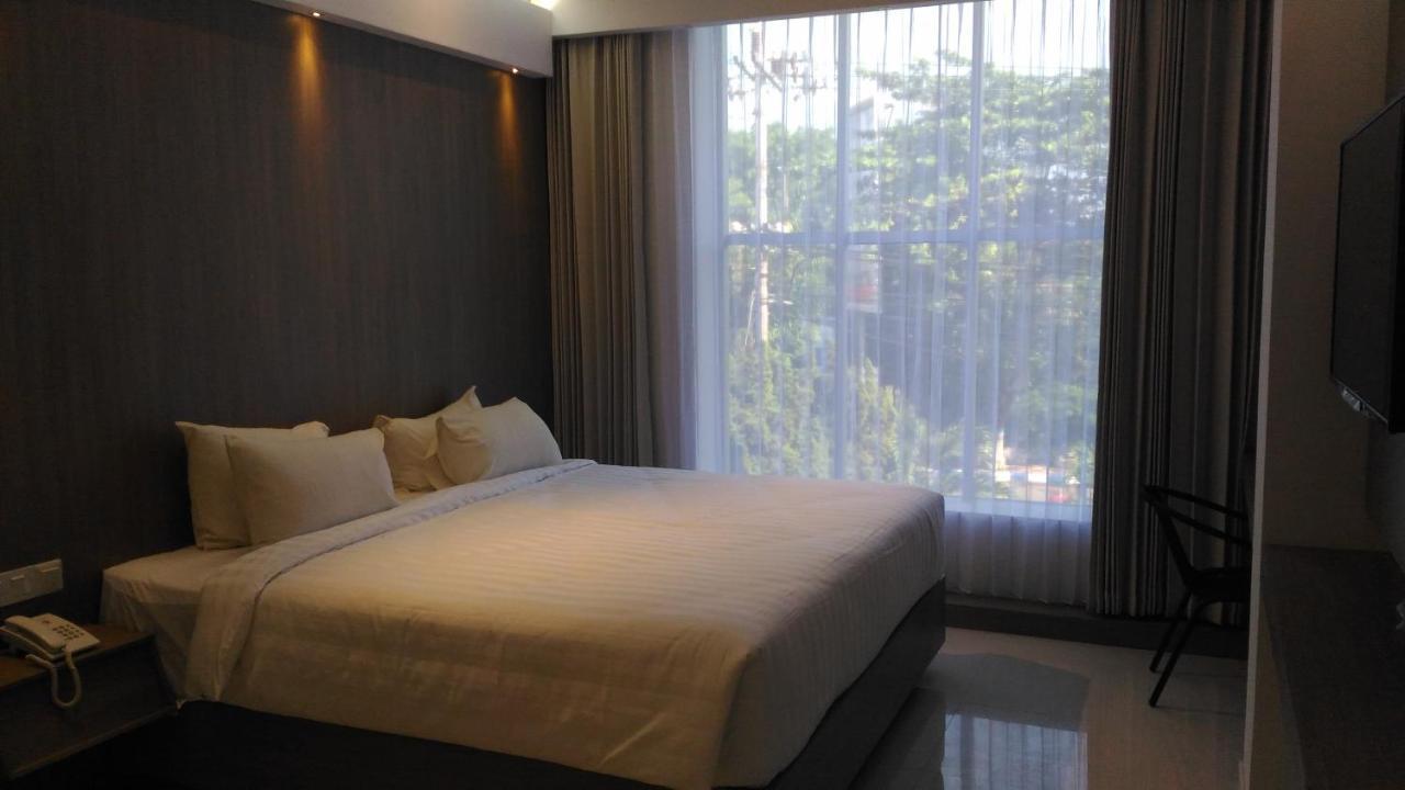 Hotel Kharisma Madiun Exterior foto